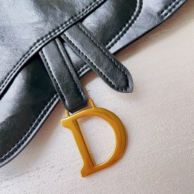 Популярный пояс классическими линиями седла сразу узнаваемый как 