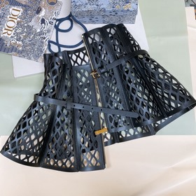 Dior 22 Этот пояс D-Trp 22 — новинка этого сезона, который подчер