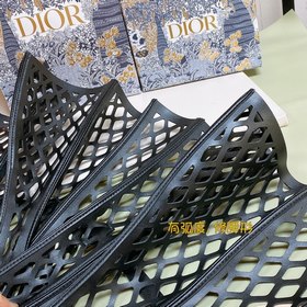 Dior 22 Этот пояс D-Trp 22 — новинка этого сезона, который подчер