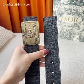 Эта металлическая пряжка для ремня из латуни с покрытием от Dior 