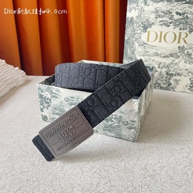Эта металлическая пряжка для ремня из латуни с покрытием от Dior