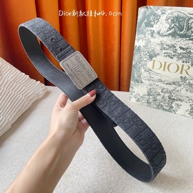Эта металлическая пряжка для ремня из латуни с покрытием от Dior 