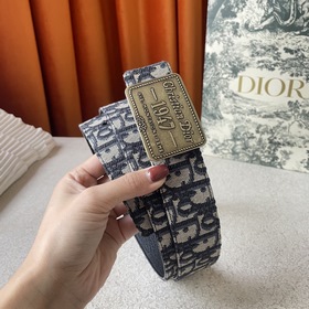 Эта металлическая пряжка для ремня из латуни с покрытием от Dior 
