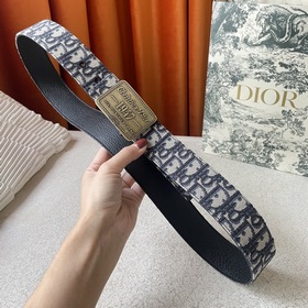 Эта металлическая пряжка для ремня из латуни с покрытием от Dior 
