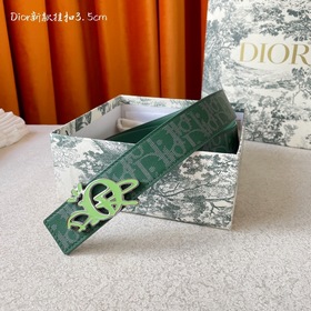 Эта металлическая пряжка для ремня из латуни с покрытием от Dior
