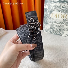 Эта металлическая пряжка для ремня из латуни с покрытием от Dior 