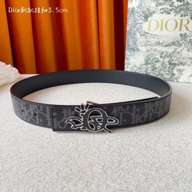 Эта металлическая пряжка для ремня из латуни с покрытием от Dior 