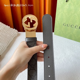 Новая модель Gucci. Одна сторона из серого ПВХ с принтом, другая 