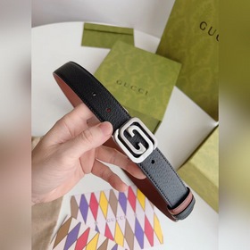 Новейшая модель Gucci из черной кожи с текстурой свиной шкуры и к