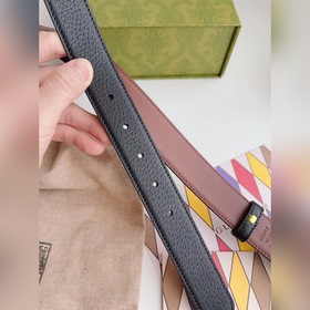 Новейшая модель Gucci из черной кожи с текстурой свиной шкуры и к