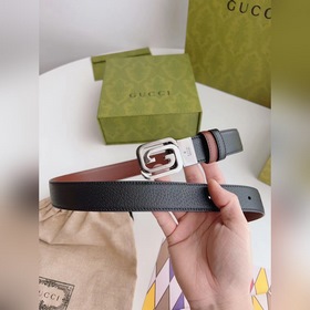 Новейшая модель Gucci из черной кожи с текстурой свиной шкуры и к
