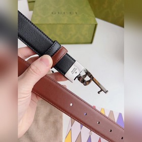 Новейшая модель Gucci из черной кожи с текстурой свиной шкуры и к