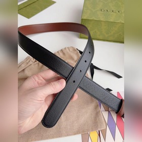 Новейшая модель от Gucci из черной кожи с текстурой свиной шкуры 