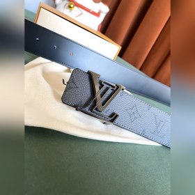 Двусторонняя кожаный ремень LV Line шириной 40 мм демонстрирует у