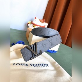 Двусторонняя кожаный ремень LV Line шириной 40 мм демонстрирует у
