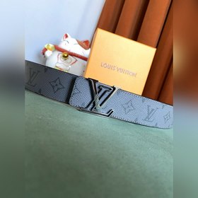Двусторонняя кожаный ремень LV Line шириной 40 мм демонстрирует у