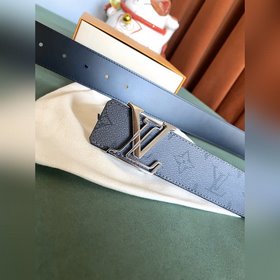 Двусторонняя кожаная ремень LV Line шириной 40 мм демонстрирует у