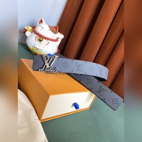 Двусторонняя кожаная ремень LV Line шириной 40 мм демонстрирует у