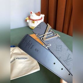 Двусторонняя кожаная ремень LV Line шириной 40 мм демонстрирует у