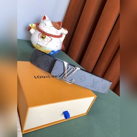 Двусторонняя кожаная ремень LV Line шириной 40 мм демонстрирует у