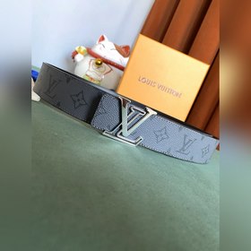 Двусторонняя кожаная ремень LV Line шириной 40 мм демонстрирует у