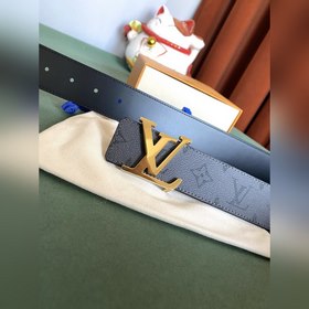 Двусторонняя кожаная ремень LV Line шириной 40 мм демонстрирует у