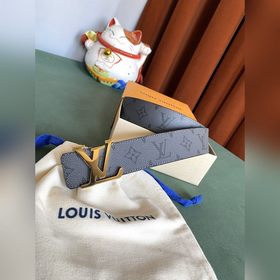Двусторонняя кожаная ремень LV Line шириной 40 мм демонстрирует у