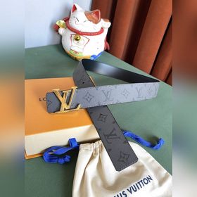 Двусторонняя кожаная ремень LV Line шириной 40 мм демонстрирует у