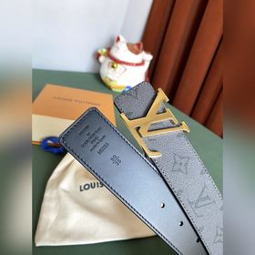 Двусторонняя кожаная ремень LV Line шириной 40 мм демонстрирует у