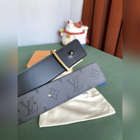 Двусторонняя кожаная ремень LV Line шириной 40 мм демонстрирует у