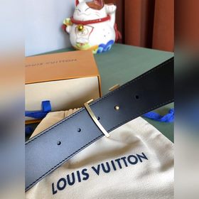 Двусторонняя кожаная ремень LV Line шириной 40 мм демонстрирует у