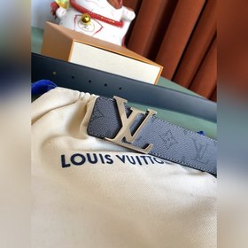 Двусторонняя кожаная ремень LV Line шириной 40 мм демонстрирует у