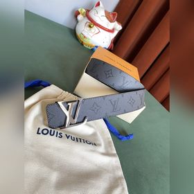 Двусторонняя кожаная ремень LV Line шириной 40 мм демонстрирует у