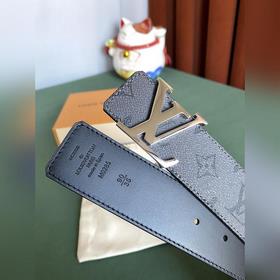 Двусторонняя кожаная ремень LV Line шириной 40 мм демонстрирует у