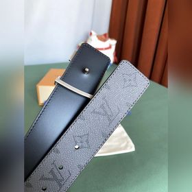 Двусторонняя кожаная ремень LV Line шириной 40 мм демонстрирует у