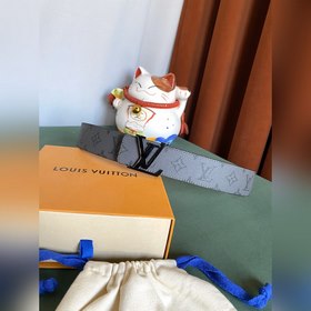 Двусторонняя кожаная ремень LV Line шириной 40 мм демонстрирует у