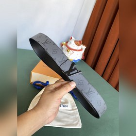Двусторонняя кожаная ремень LV Line шириной 40 мм демонстрирует у
