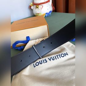 Двусторонняя кожаная ремень LV Line шириной 40 мм демонстрирует у