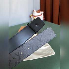 Двусторонняя кожаная ремень LV Line шириной 40 мм демонстрирует у