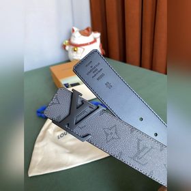 Двусторонняя кожаная ремень LV Line шириной 40 мм демонстрирует у