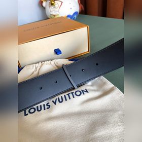 Двусторонняя кожаная ремень LV Line шириной 40 мм демонстрирует у