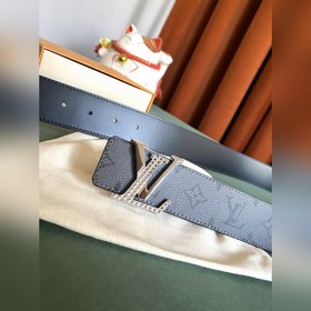 Двусторонняя кожаная ремень LV Line шириной 40 мм демонстрирует у