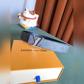 Двусторонняя кожаная ремень LV Line шириной 40 мм демонстрирует у