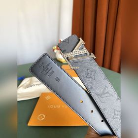 Двусторонняя кожаная ремень LV Line шириной 40 мм демонстрирует у