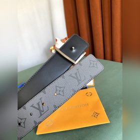 Двусторонняя кожаная ремень LV Line шириной 40 мм демонстрирует у