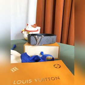 Двусторонняя кожаная ремень LV Line шириной 40 мм демонстрирует у