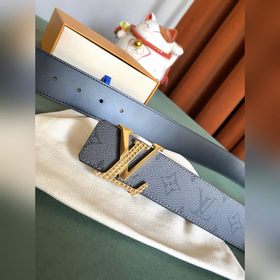 Двусторонняя кожаная ремень LV Line шириной 40 мм демонстрирует у