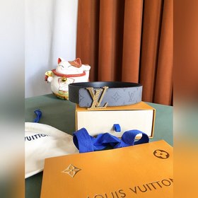 Двусторонняя кожаная ремень LV Line шириной 40 мм демонстрирует у