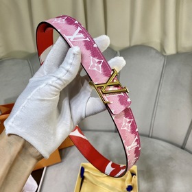 Новая серия женских ремней от LV, доступная в официальных магазин