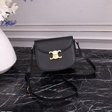 CELIN* 22s～Новая модель TEEN BESACE TRIOMPHE из кожи бычка, новая.